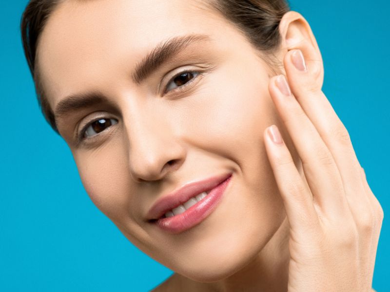 Mujer tocándose las mejillas luego de una bichectomía