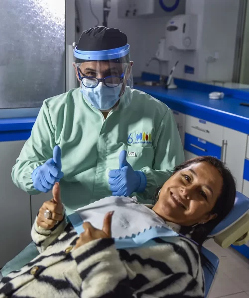 Dentista en Clínica dental en Curicó realizando tratamiento de ortodoncia